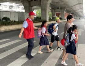 开学首日，郑州公交志愿者护航上学路